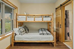 Pocono Paradise by Avantstay Lakeside Retreat, Hot Tub, Game Room, Nea