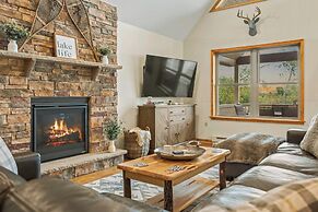 Pocono Paradise by Avantstay Lakeside Retreat, Hot Tub, Game Room, Nea