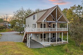 Pocono Paradise by Avantstay Lakeside Retreat, Hot Tub, Game Room, Nea