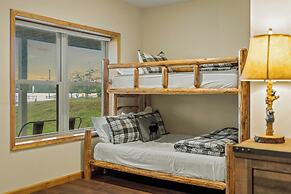 Pocono Paradise by Avantstay Lakeside Retreat, Hot Tub, Game Room, Nea