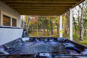 Pocono Paradise by Avantstay Lakeside Retreat, Hot Tub, Game Room, Nea