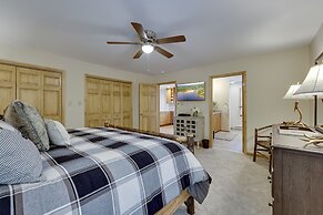 Pocono Paradise by Avantstay Lakeside Retreat, Hot Tub, Game Room, Nea