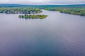 Pocono Paradise by Avantstay Lakeside Retreat, Hot Tub, Game Room, Nea