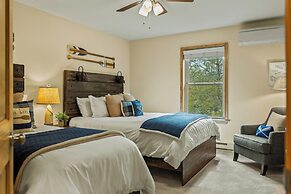 Pocono Paradise by Avantstay Lakeside Retreat, Hot Tub, Game Room, Nea