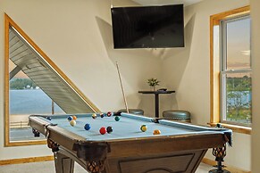 Pocono Paradise by Avantstay Lakeside Retreat, Hot Tub, Game Room, Nea