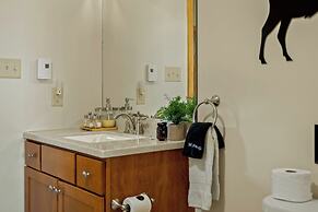 Pocono Paradise by Avantstay Lakeside Retreat, Hot Tub, Game Room, Nea