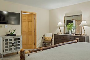 Pocono Paradise by Avantstay Lakeside Retreat, Hot Tub, Game Room, Nea