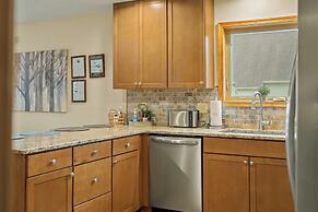 Pocono Paradise by Avantstay Lakeside Retreat, Hot Tub, Game Room, Nea