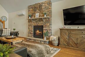 Pocono Paradise by Avantstay Lakeside Retreat, Hot Tub, Game Room, Nea