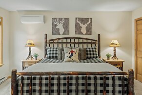 Pocono Paradise by Avantstay Lakeside Retreat, Hot Tub, Game Room, Nea