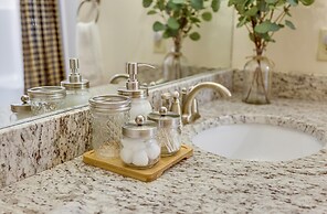 Pocono Paradise by Avantstay Lakeside Retreat, Hot Tub, Game Room, Nea