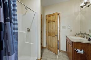 Pocono Paradise by Avantstay Lakeside Retreat, Hot Tub, Game Room, Nea