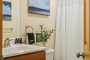 Pocono Paradise by Avantstay Lakeside Retreat, Hot Tub, Game Room, Nea