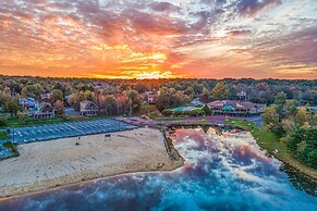 Pocono Paradise by Avantstay Lakeside Retreat, Hot Tub, Game Room, Nea
