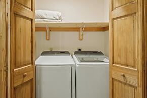 Pocono Paradise by Avantstay Lakeside Retreat, Hot Tub, Game Room, Nea