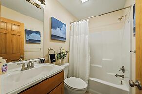 Pocono Paradise by Avantstay Lakeside Retreat, Hot Tub, Game Room, Nea