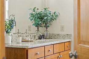 Pocono Paradise by Avantstay Lakeside Retreat, Hot Tub, Game Room, Nea