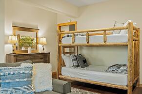 Pocono Paradise by Avantstay Lakeside Retreat, Hot Tub, Game Room, Nea