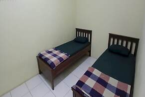 OYO 93861 Adinda Guest House Syariah