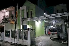 OYO 93861 Adinda Guest House Syariah