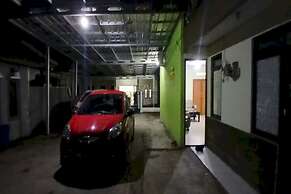 OYO 93861 Adinda Guest House Syariah