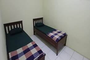 OYO 93861 Adinda Guest House Syariah