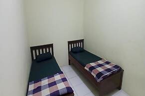 OYO 93861 Adinda Guest House Syariah