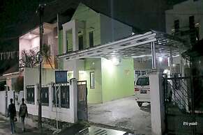 OYO 93861 Adinda Guest House Syariah