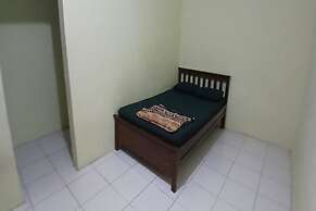 OYO 93861 Adinda Guest House Syariah