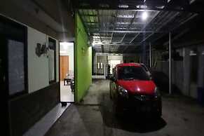 OYO 93861 Adinda Guest House Syariah