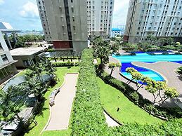 Minimalist Studio (No Kitchen) At Green Bay Pluit Apartment