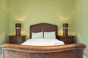 Luxurious And Strategic 4Br Da Vinci Apartment