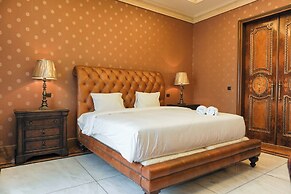 Luxurious And Strategic 4Br Da Vinci Apartment