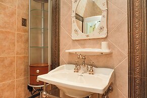 Luxurious And Strategic 4Br Da Vinci Apartment