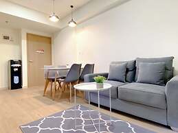 Comfort 2Br With Work Space At Meikarta Apartment