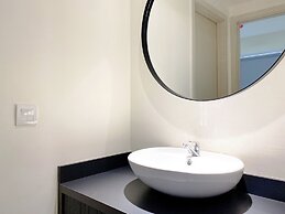 Comfort 2Br With Work Space At Meikarta Apartment