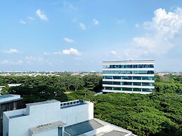 Spacious And Homey Studio At Cleon Park Apartment