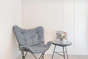 Spacious And Homey Studio At Cleon Park Apartment