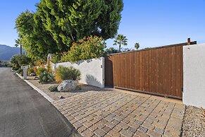 Charming Spanish Colonial A Chic Retreat for 4!