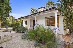 Charming Spanish Colonial A Chic Retreat for 4!