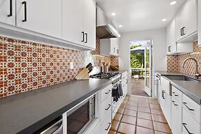 Charming Spanish Colonial A Chic Retreat for 4!