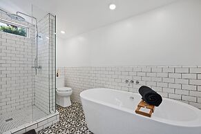 Charming Spanish Colonial A Chic Retreat for 4!