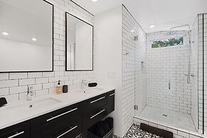 Charming Spanish Colonial A Chic Retreat for 4!