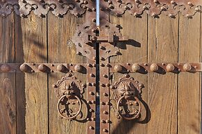 Charming Spanish Colonial A Chic Retreat for 4!