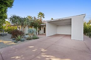 Charming Spanish Colonial A Chic Retreat for 4!