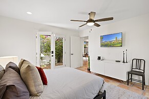 Charming Spanish Colonial A Chic Retreat for 4!