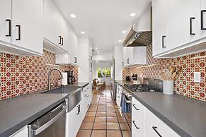 Charming Spanish Colonial A Chic Retreat for 4!