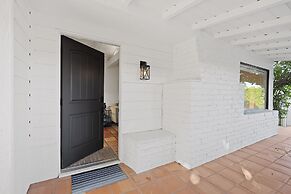 Charming Spanish Colonial A Chic Retreat for 4!