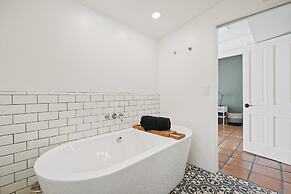 Charming Spanish Colonial A Chic Retreat for 4!