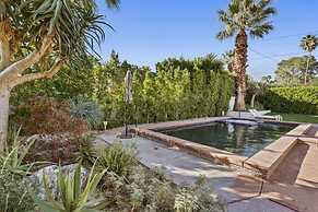 Charming Spanish Colonial A Chic Retreat for 4!